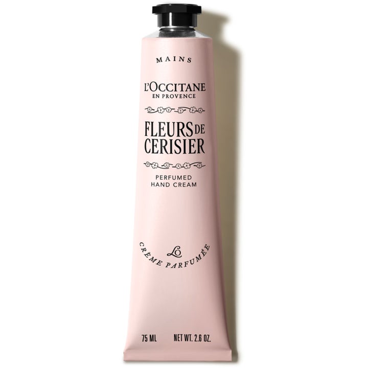 L'Occitane Fleurs de Cerisier 75 ml håndkrem som gir fuktighet i en elegant lyserosa tube med sort kork