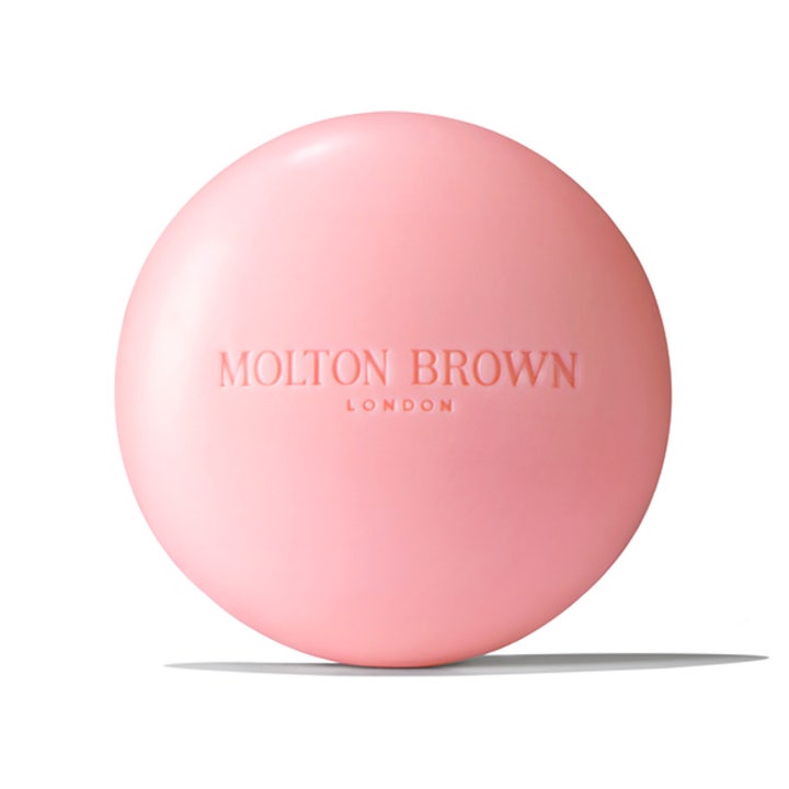 Molton Brown luksuriøs fast såpe for ren hud i form av en glatt og rund rosa såpebar med preget logo.