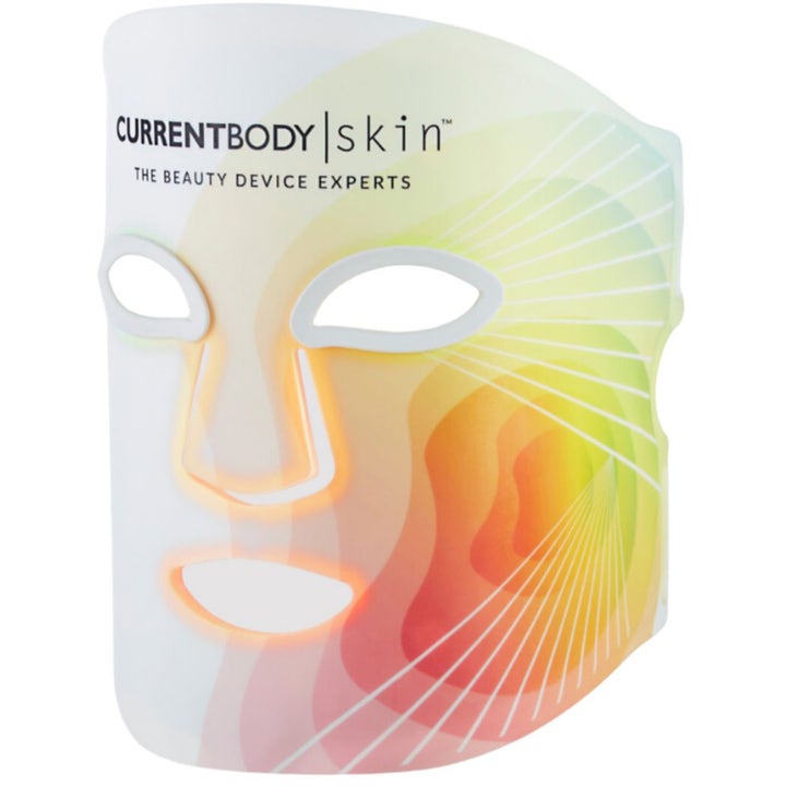 Currentbody Skin LED 4-in-1 Mask lysterapi for jevnere hudtone er en hvit ansiktsmaske med fargerikt mønster