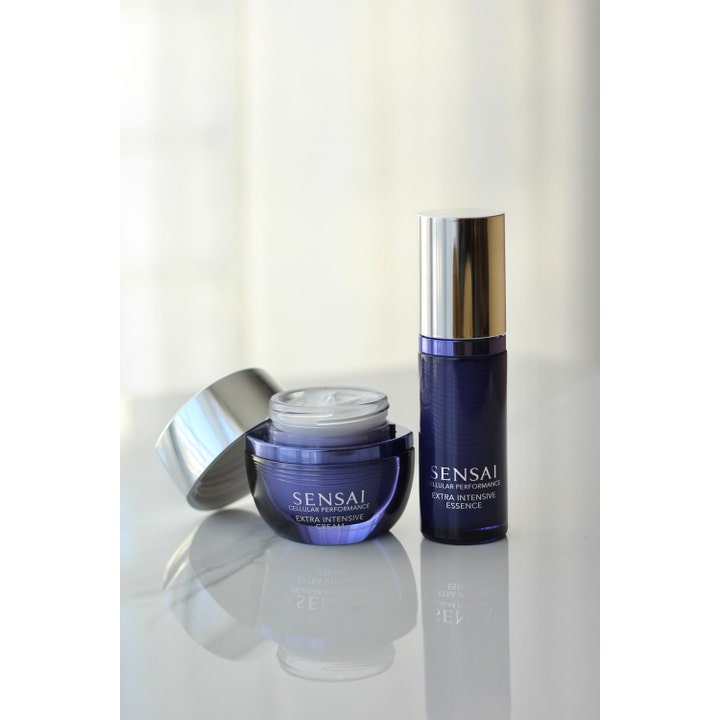 Sensai Cellular Performance Extra Intensive Cream 40 ml ansiktskrem i lilla krukke med hvit tekstur og essence.