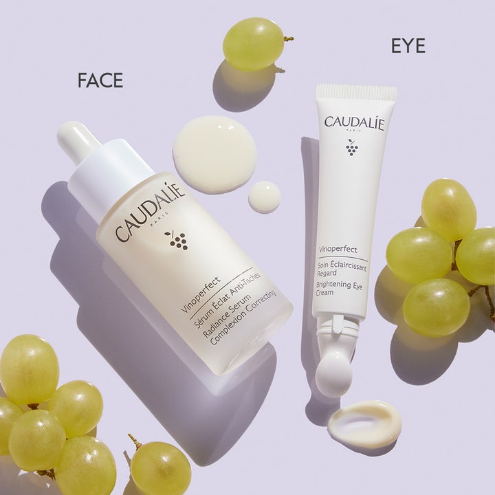 Caudalie Vinoperfect Brightening Eye Cream 15 ml glødgivende øyekrem i hvit tube med keramisk tupp og grønne druer