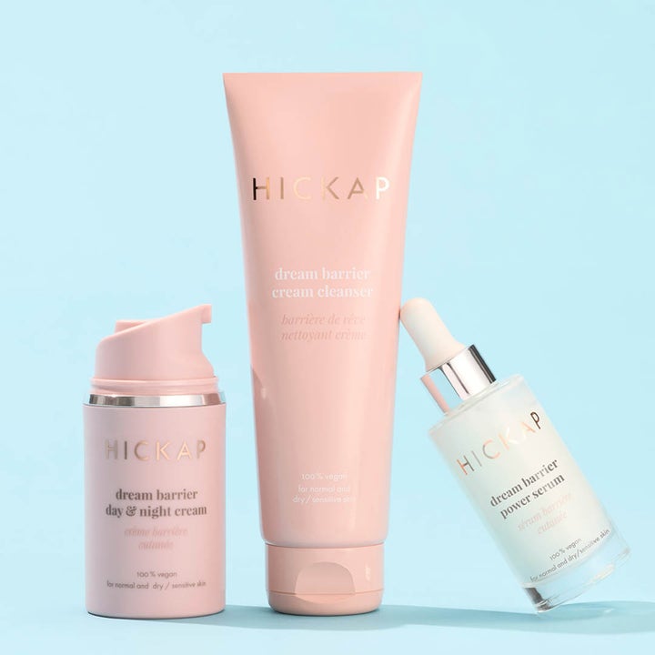 Hickap Dream Barrier Day & Night Cream 50 ml fuktighetsgivende ansiktskrem i rosa pumpeflaske med rens og serum.