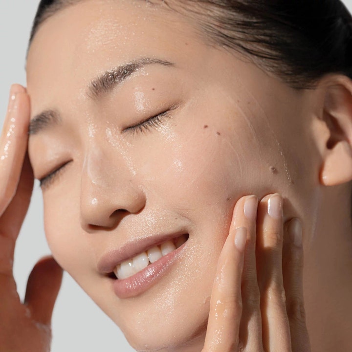 Dermalogica Daily Glycolic Cleanser 150 ml ansiktsrens som gir glød påføres i ansiktet på fuktig hud.