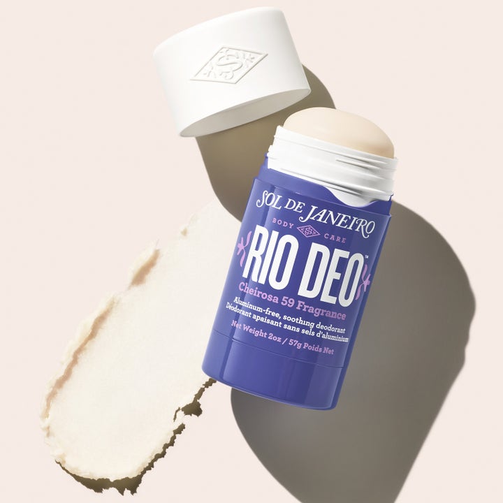 Sol de Janeiro Rio Deo Cheirosa 59 57 g aluminiumfri deodorant i lilla hylse med synlig kremet tekstur