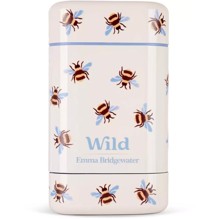 Wild Deo Stick Bee Case Honey Cactusflower 40 g deodorant i hvit hylse med humlemønster fra Emma Bridgewater
