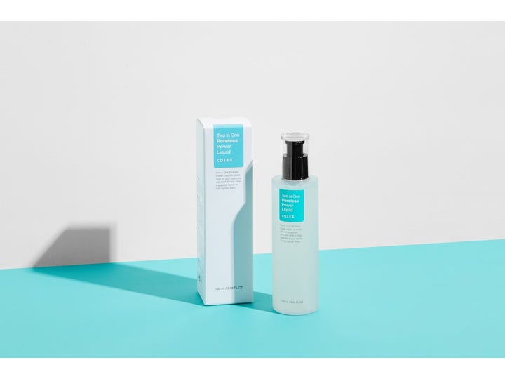 COSRX Two In One Poreless Power Liquid 100 ml toner i frostet flaske med pumpe ved siden av esken