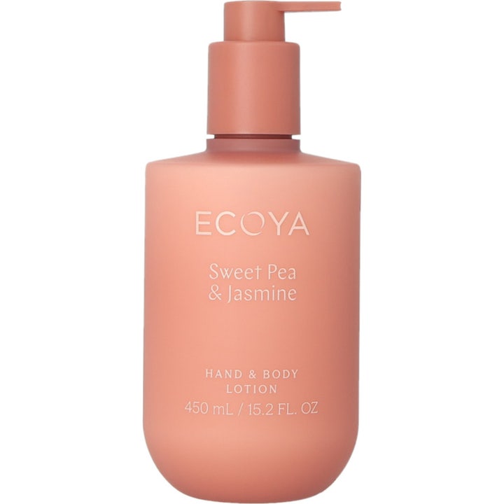 Ecoya Sweet Pea & Jasmine 450 ml fuktighetsgivende lotion i en ferskenfarget matt flaske med praktisk pumpe
