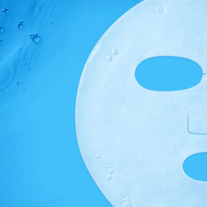 Dr.Jart+ Dermask Vital Hydra Solution Pro 26 g fuktighetsgivende arkmaske med hvit tekstur mot blå vannoverflate