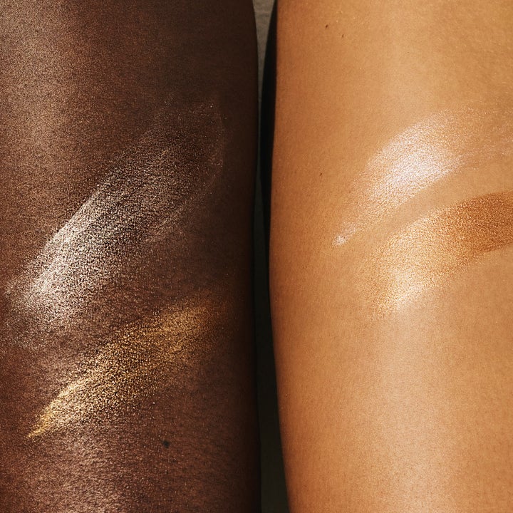 Sol de Janeiro Rio Sunset Bronze Glow Oil 75 ml kroppsolje som gir glød vist med skinnende strøk på to ulike hudtoner