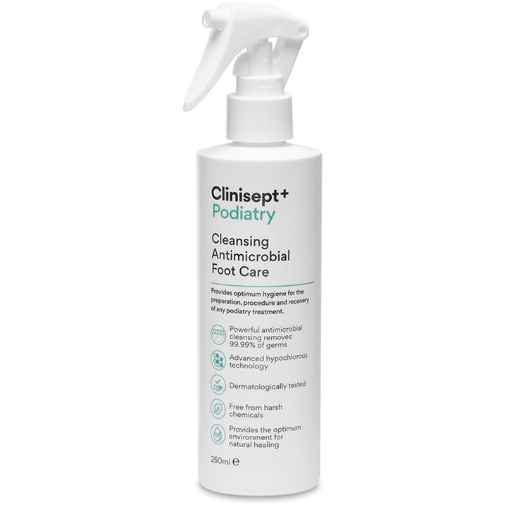 Clinisept+ Podiatry Cleansing Antimicrobial Foot Care 250ml rensende fotspray i hvit plastflaske med hvit spraydyse