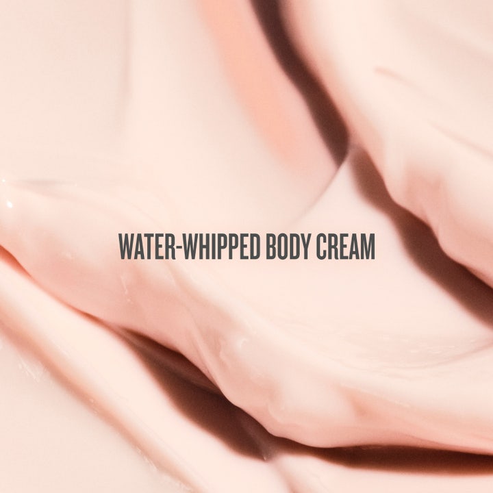 Sol de Janeiro Rosa Charmosa Dewy Cream 75 ml fuktighetsgivende body lotion med en fyldig rosa tekstur