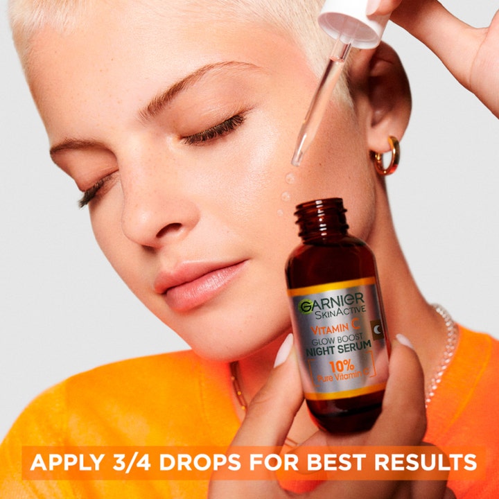 Garnier SkinActive Vitamin C 10% Night Serum 30 ml nattserum som gir glød påført med pipette fra mørk glassflaske