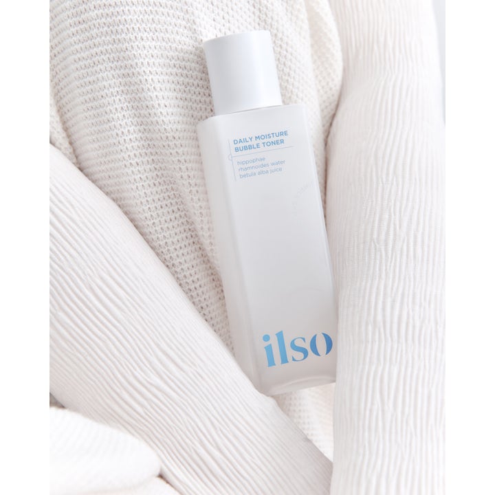 Ilso Daily Moisture Bubble Toner 150 ml fuktighetsgivende toner i hvit frostet flaske med blå skrift mot hvitt stoff.