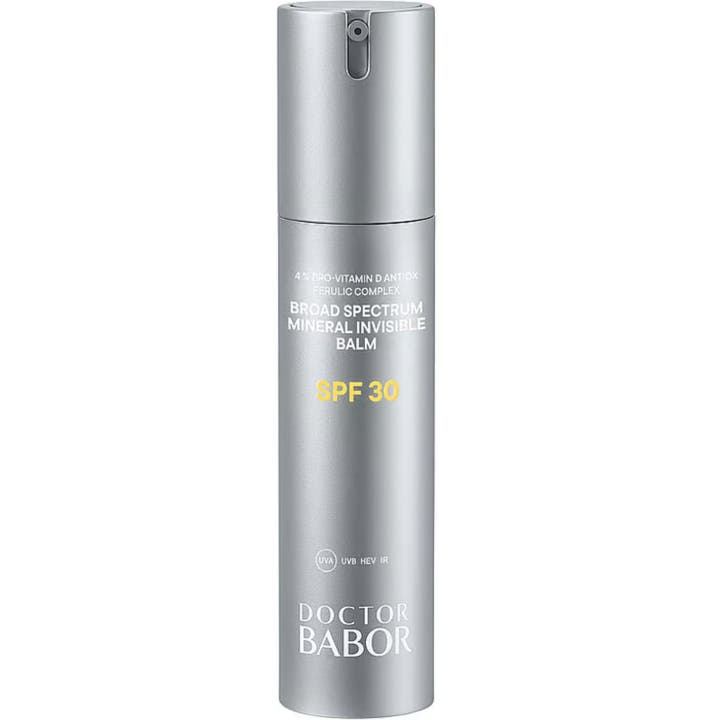Doctor Babor Broad Spectrum Mineral Invisible Balm SPF 30 beskyttende solkrem i en elegant sølvfarget pumpeflaske.
