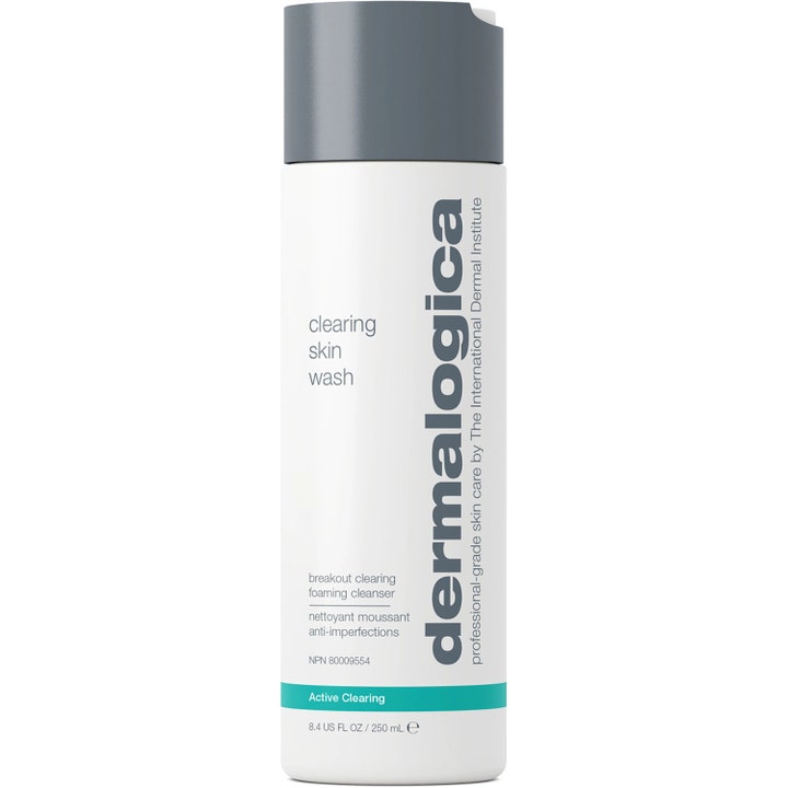 Dermalogica Clearing Skin Wash 250 ml ansiktsrens som motvirker urenheter i hvit flaske med grått lokk