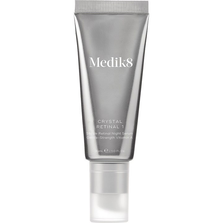 Medik8 Crystal Retinal 1 30ml fornyende nattserum med vitamin A i en glinsende sølvfarget tube med klar pumpekork.