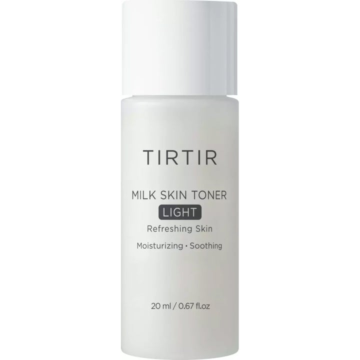 Tirtir Milk Skin Toner Light 20 ml fuktighetsgivende og beroligende toner i en hvit frostet flaske med hvitt lokk
