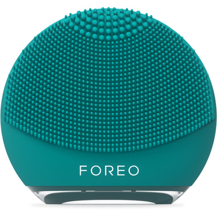 Foreo Luna 4 Go ansiktsbørste for dyprens og massasje i en turkis farge med myke silikonberøringspunkter.