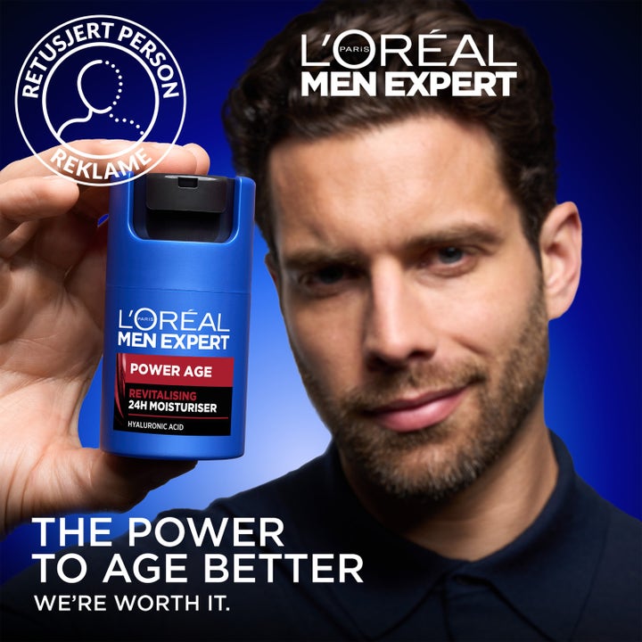 L'Oréal Paris Men Expert Power Age 50 ml fuktighetskrem med hyaluronsyre i blå flaske som holdes av en mann