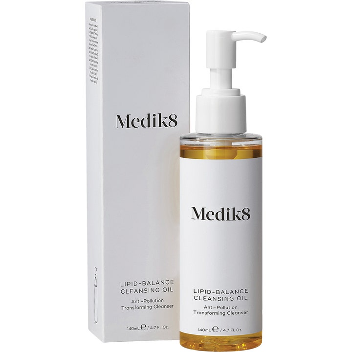 Medik8 Lipid-Balance Cleansing Oil 140 ml nærende ansiktsrens i klar pumpeflaske med gyllen olje og hvit eske.