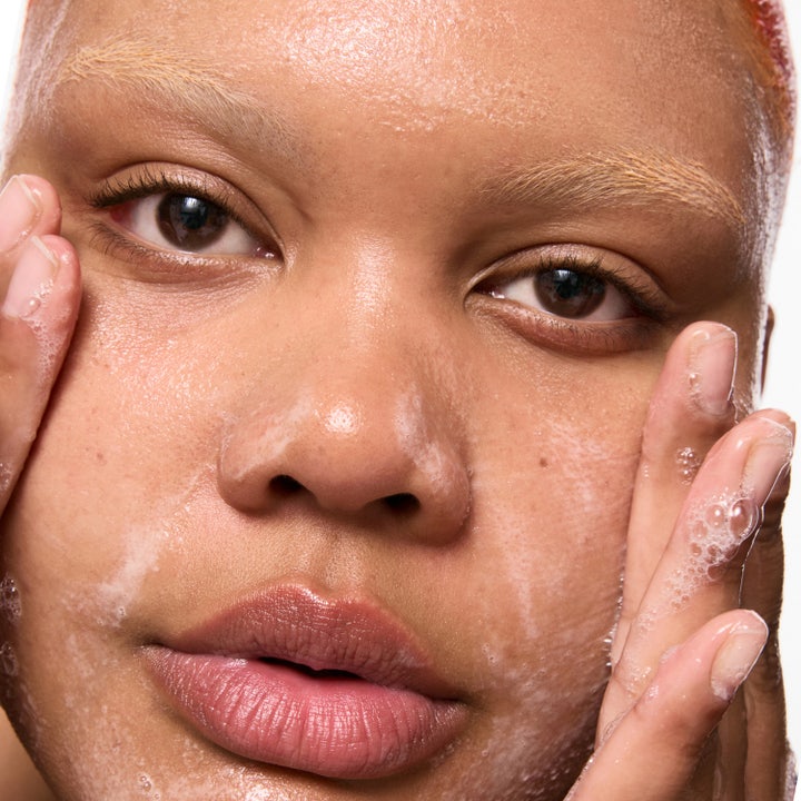 The INKEY List Salicylic Acid Cleanser 60 ml ansiktsrengjøring mot urenheter med skummende tekstur på huden.
