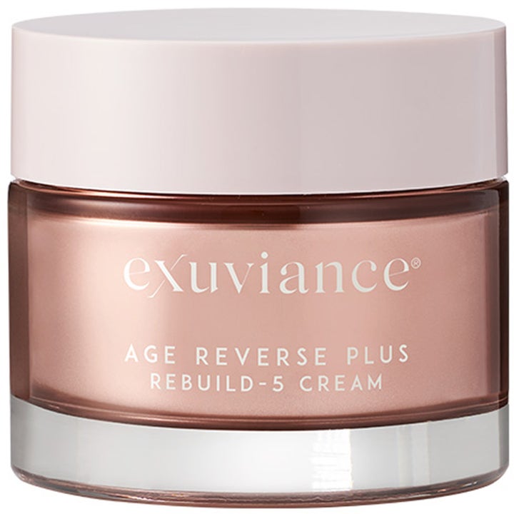 Exuviance Age Reverse Plus Rebuild-5 Cream oppstrammende ansiktskrem i en krukke av glass med rosegull og hvitt lokk