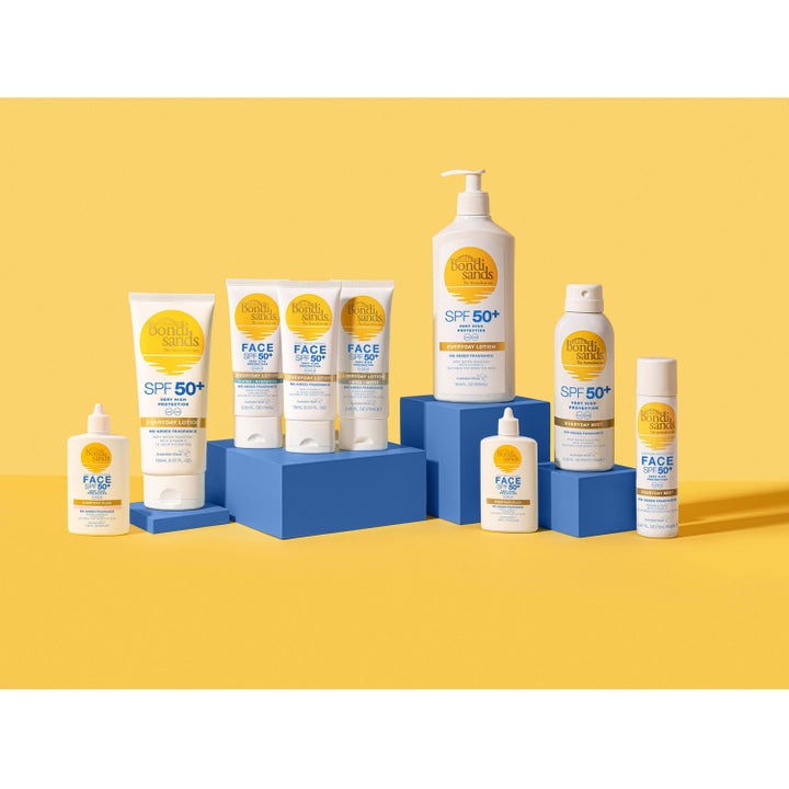 Bondi Sands SPF 50+ Everyday Body Lotion 150 ml solkrem i hvit tube i et utvalg solbeskyttelse på blå podier