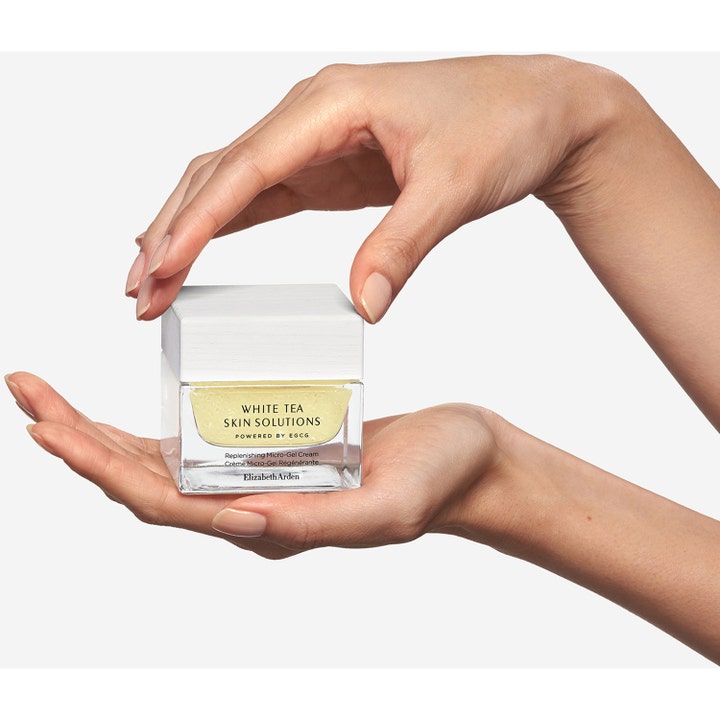 Elizabeth Arden White Tea Micro-gel Cream 50 ml fuktighetsgivende ansiktskrem i hvit krukke holdt mellom hendene