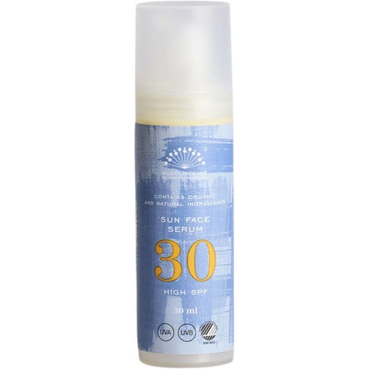 Rudolph Care Sun Face Serum 30 ml gir SPF 30 i en slank flaske med blå etikett og frostet hvit kork.