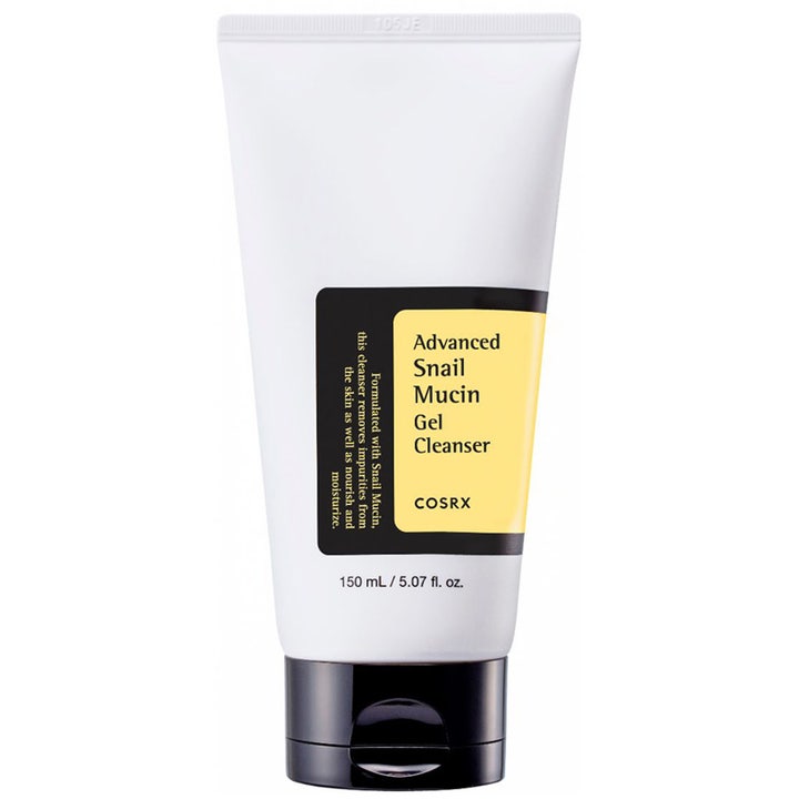 COSRX Advanced Snail Mucin Gel Cleanser 150 ml fuktighetsgivende ansiktsrens i hvit tube med svart lokk og gul etikett