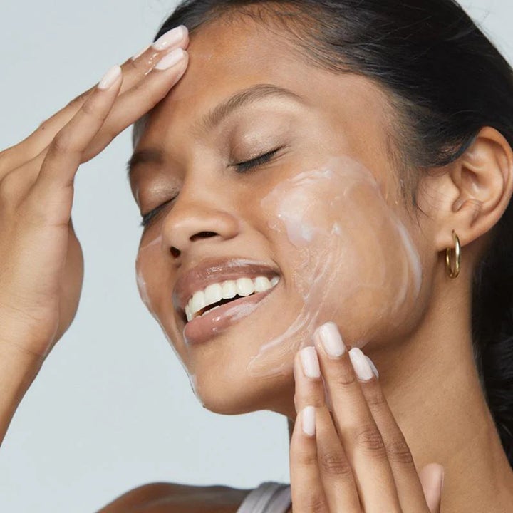 Dermalogica UltraCalming Cleanser 500 ml beroligende ansiktsrengjøring som påføres i ansiktet med en kremet tekstur
