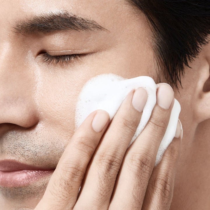Shiseido Energistart 255 ml hudpleie med niacinamid vekker huden her påført som et hvitt renseskum i ansiktet