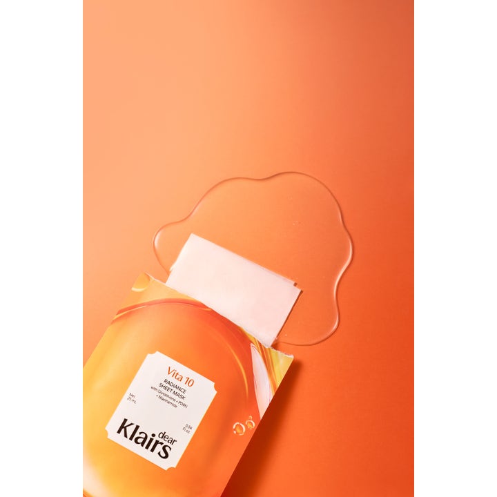 Klairs Vita 10 Radiance Sheet Mask 25 ml lysterbehandling med hvit tekstilmaske og klar gel på oransje bunn