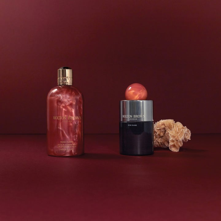 Molton Brown Rose Dunes Bath & Shower Gel 300 ml glitrende dusjsåpe i luksuriøs setting ved en ørkenrose
