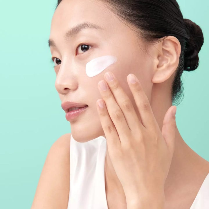 Klairs All-day Airy Mineral Sunscreen 60 g mineral solkrem påføres i ansiktet for en lett og luftig solbeskyttelse.