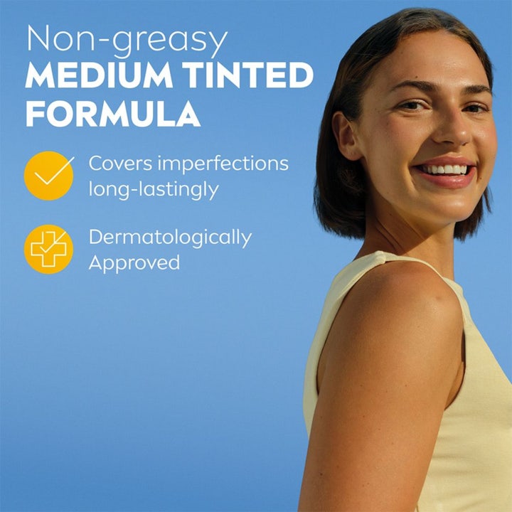 NIVEA UV Face Ultra Fluid Medium Tinted SPF50+ 40 ml solkrem for ansiktet med non-greasy formula på smilende kvinne