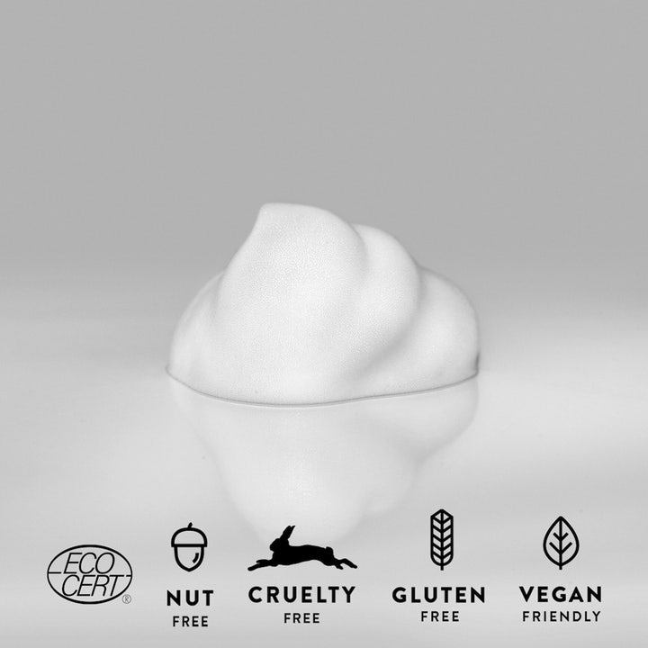 MÁDARA Purifying Foam 150 ml rengjøringsskum viser en hvit luftig tekstur med veganske sertifiseringer