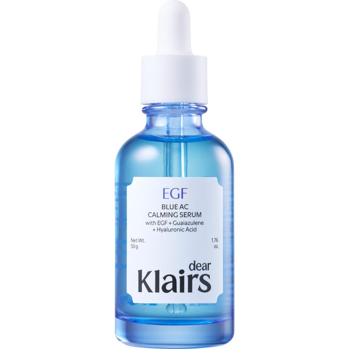 Dear Klairs EGF Blue AC Calming Serum 50g beroligende ansiktsserum i en blå glassflaske med hvit pipette