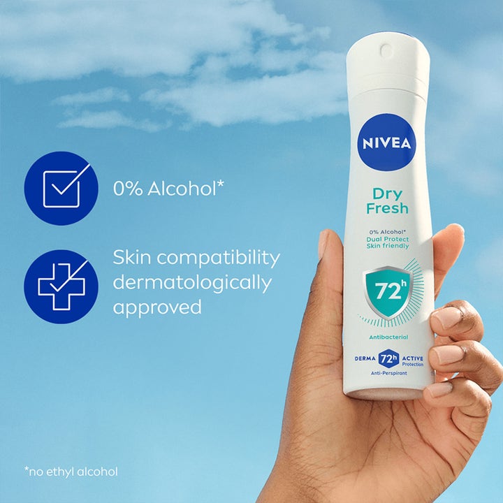 NIVEA Dry Fresh Deospray 150 ml som gir 72 timers beskyttelse i en hvit sprayflaske mot blå himmel
