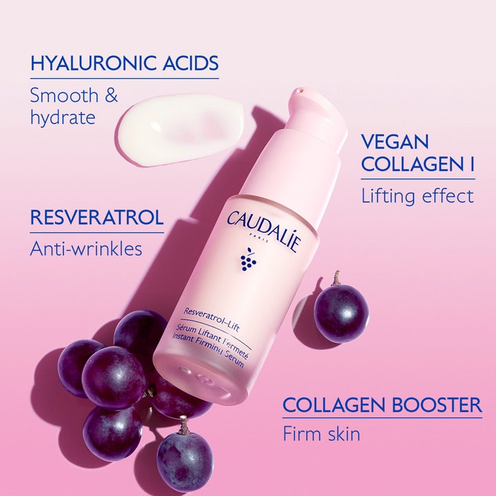 Caudalie Resveratrol-Lift 30 ml oppstrammende serum med vegansk kollagen i rosa flaske omgitt av lilla druer.