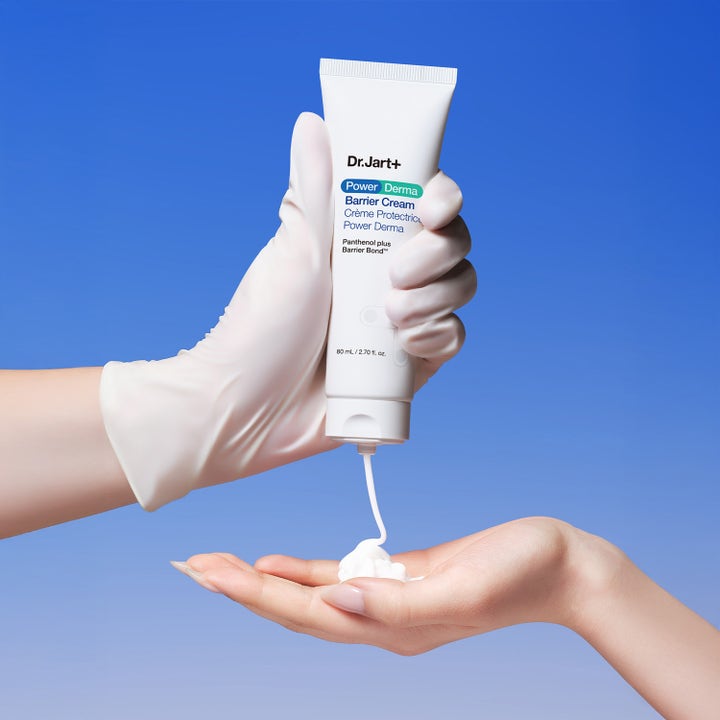 Dr.Jart+ Power Derma Barrier Cream 80 ml styrkende ansiktskrem som klemmes fra hvit tube over i en håndflate.