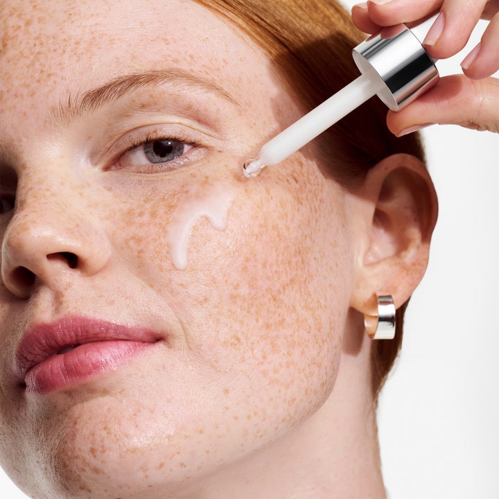 Clinique Moisture Surge Active Glow Serum 50 ml gir glød og påføres med pipette på kinnet.