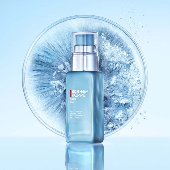 Biotherm T-Pur Anti Oil & Shine Gel 50 ml mattende ansiktsgel i frostet blå flaske foran isbakgrunn
