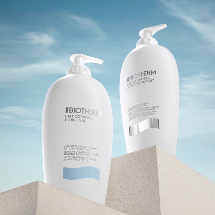 Biotherm Lait Corporel Active Recovery 400 ml reparerende bodylotion på steinsokler mot en klar, blå himmel