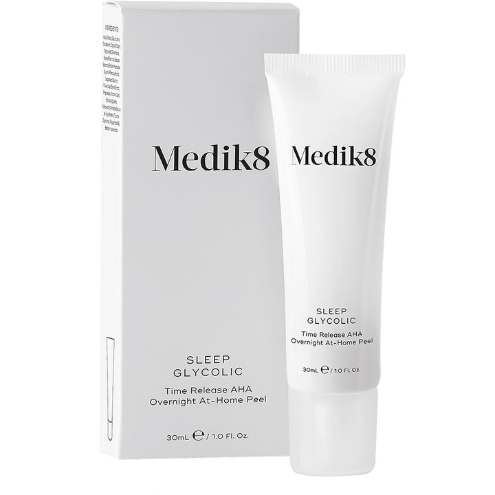 Medik8 Sleep Glycolic 30 ml eksfolierende nattpeeling med AHA i hvit tube og eske som gir glød