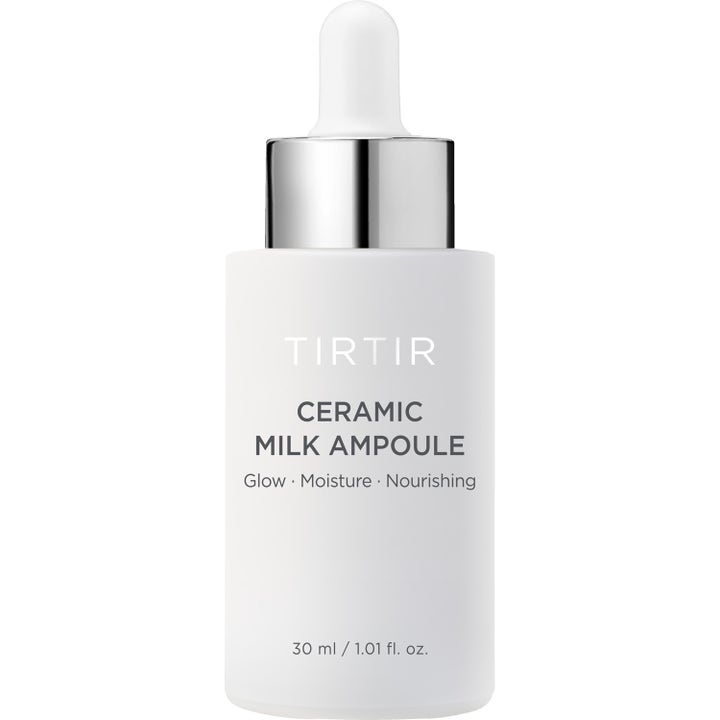 Tirtir Ceramic Milk Ampoule 30 ml nærende ansiktsserum for glød i matt hvit flaske med sølvdetaljer og pipette.