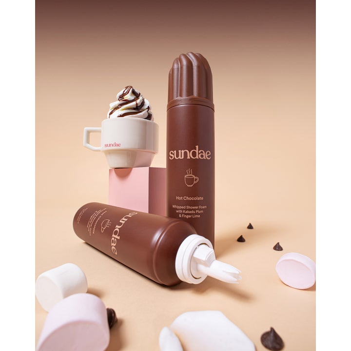 Sundae Whipped Shower Foam Hot Chocolate 265 ml dusjsåpe i brun flaske med marshmallows og sjokoladebiter