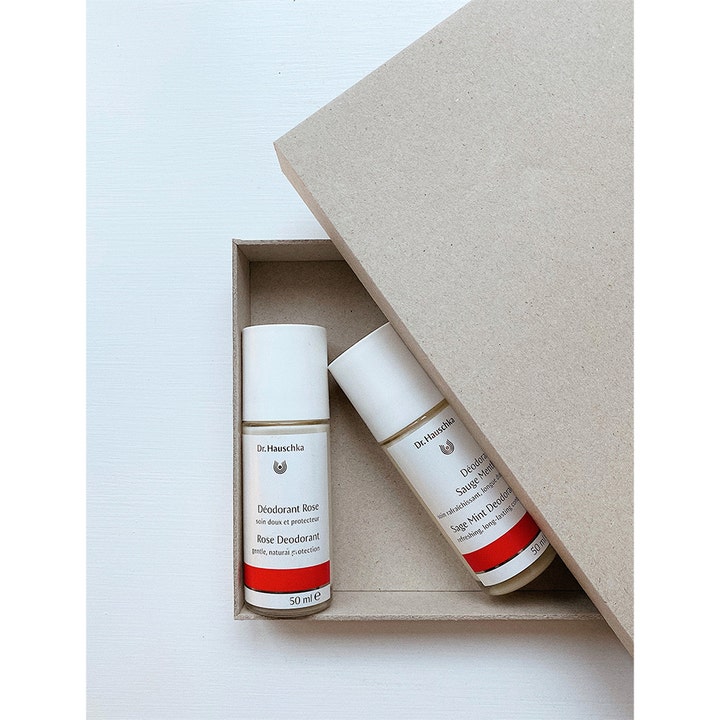 Dr. Hauschka Sage Deodorant 50 ml oppfriskende roll-on i glassflaske med hvit kork plassert i en brun eske.