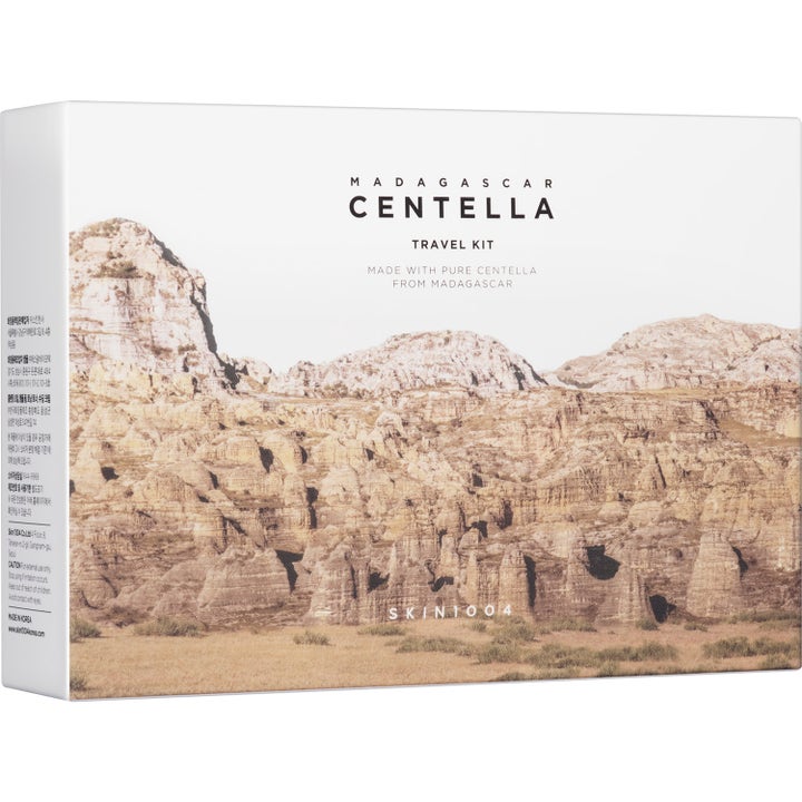 SKIN1004 Madagascar Centella Travel Kit beroligende hudpleiesett i hvit eske med motiv av fjellandskap.