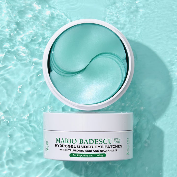Mario Badescu Hydrogel Under Eye Mask 60 stk fuktighetsgivende øyepatches i boks mot vannbakgrunn